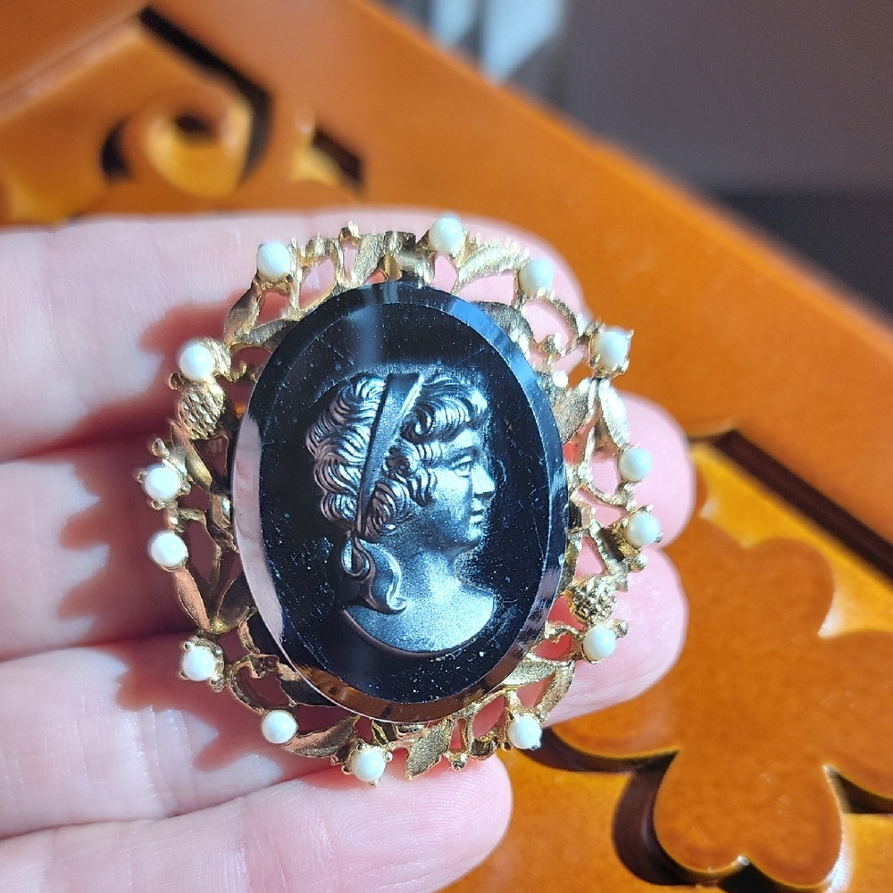 Elegant Gold and Black Cameo Brooch